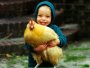 bambino,gallina,abbraccio