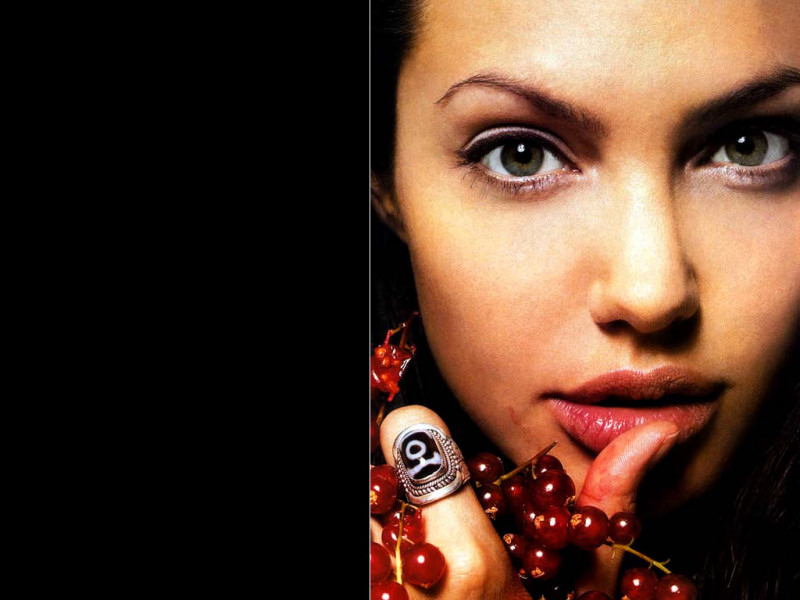 Angelina Jolie (800x600 - 92 KB)