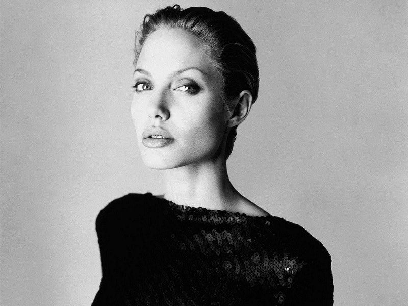 Angelina Jolie (800x600 - 100 KB)