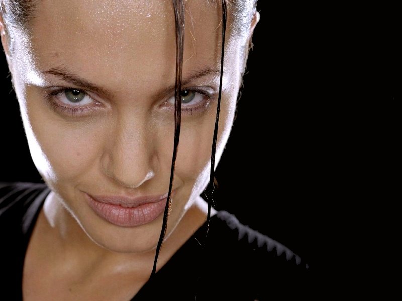 Angelina Jolie (800x600 - 56 KB)