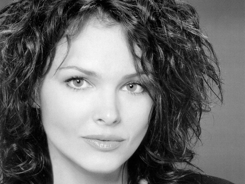 Dina Meyer (800x600 - 137 KB)